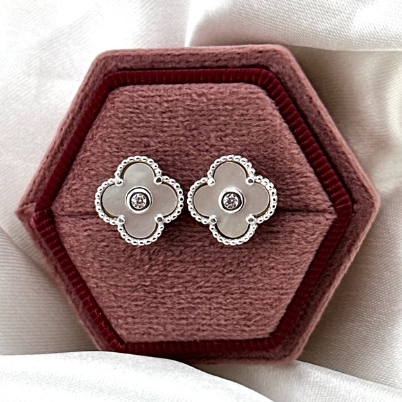 925 Solid Sterling Silver Mother of Pearl Four Leaf Clover Stud Earrings - Picture 1 of 5